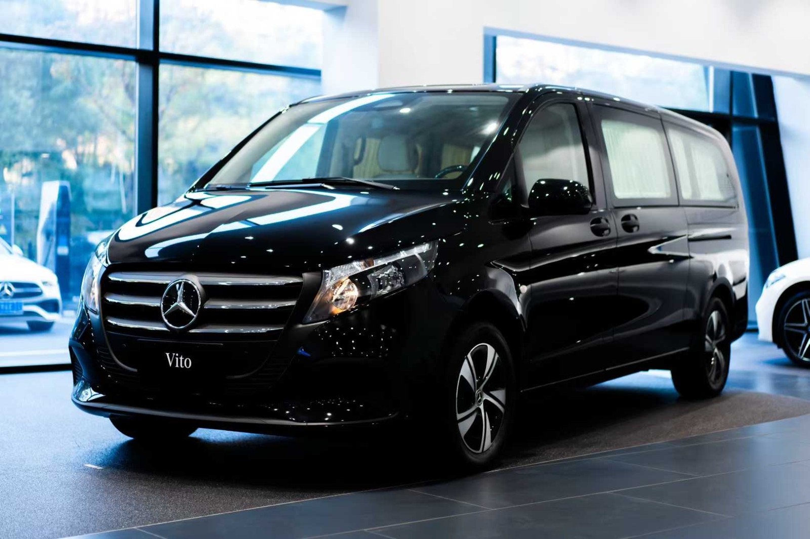 奔驰V级 全部在售 2024款 2022款 2021款 2020款 2018款 2017款内饰豪华程度堪比百万级豪车商务车，这就是奔驰v级