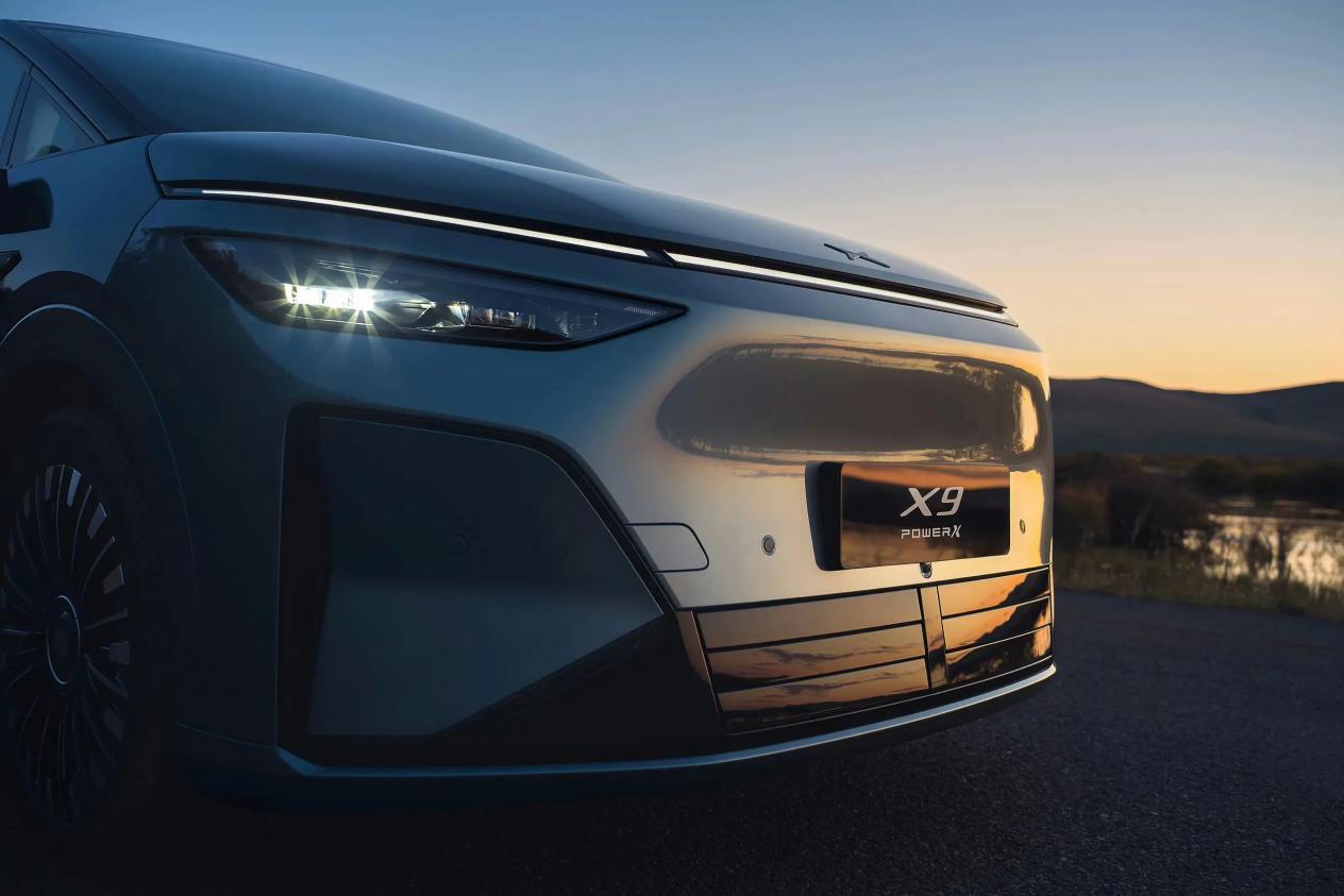 小鹏来掀桌！续航750km还带图灵芯片，配5C快充