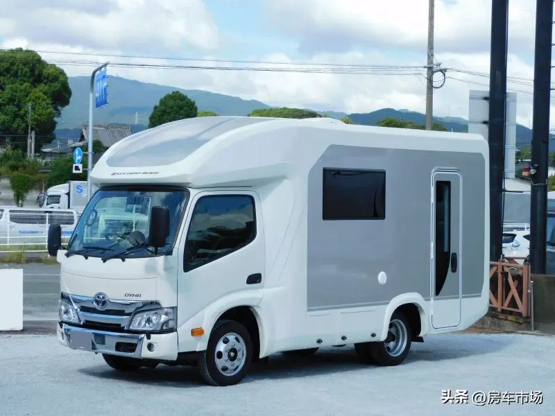 丰田轻卡房车，2.8T柴油四驱，后上门布局住6人，床位多可调整