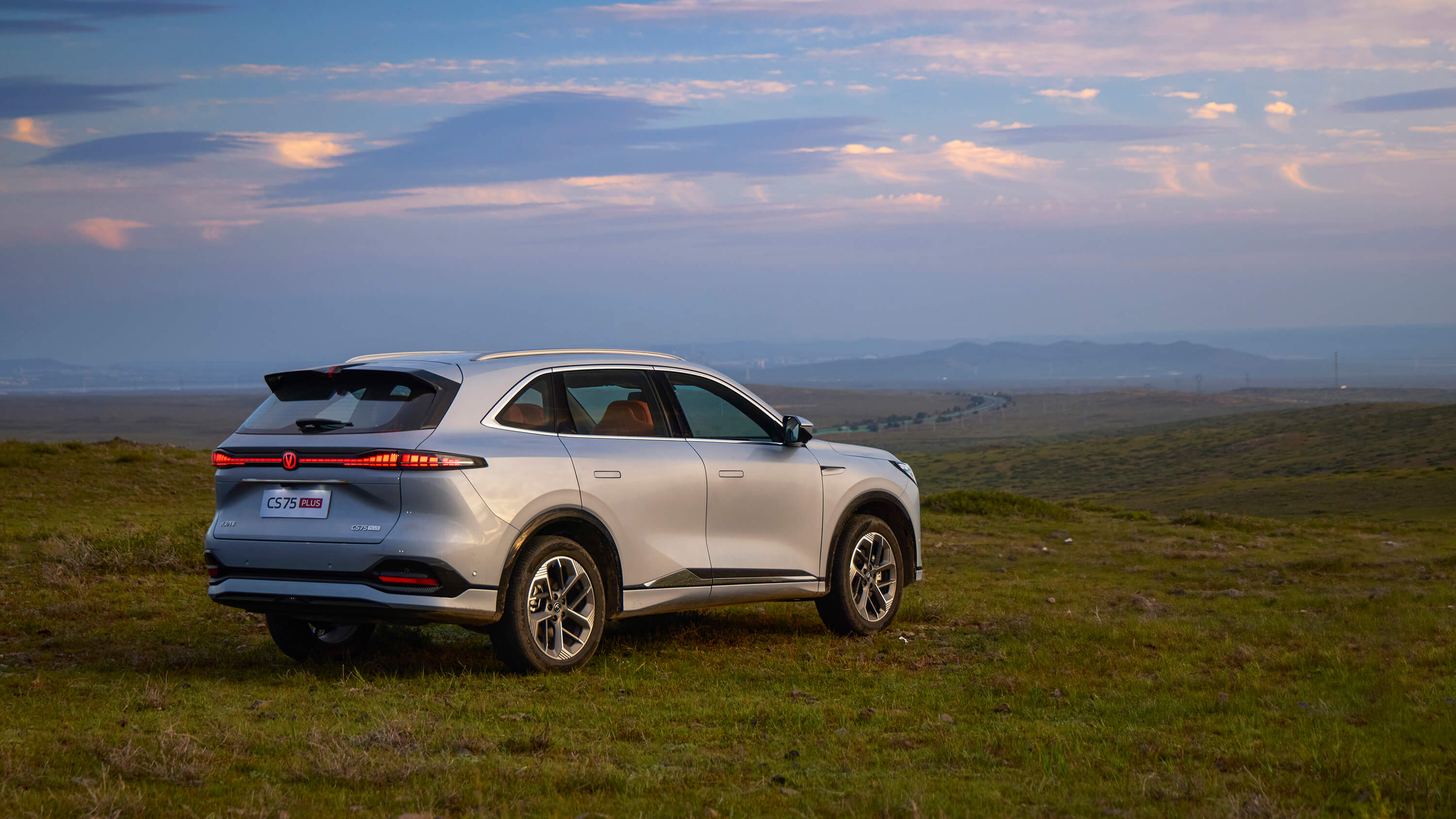 长安第四代CS75PLUS对比星越L 省油王遇上配置控