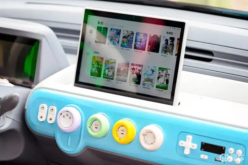 奔腾小马上市一年销量破10万辆 推出“冰椰蓝”车色