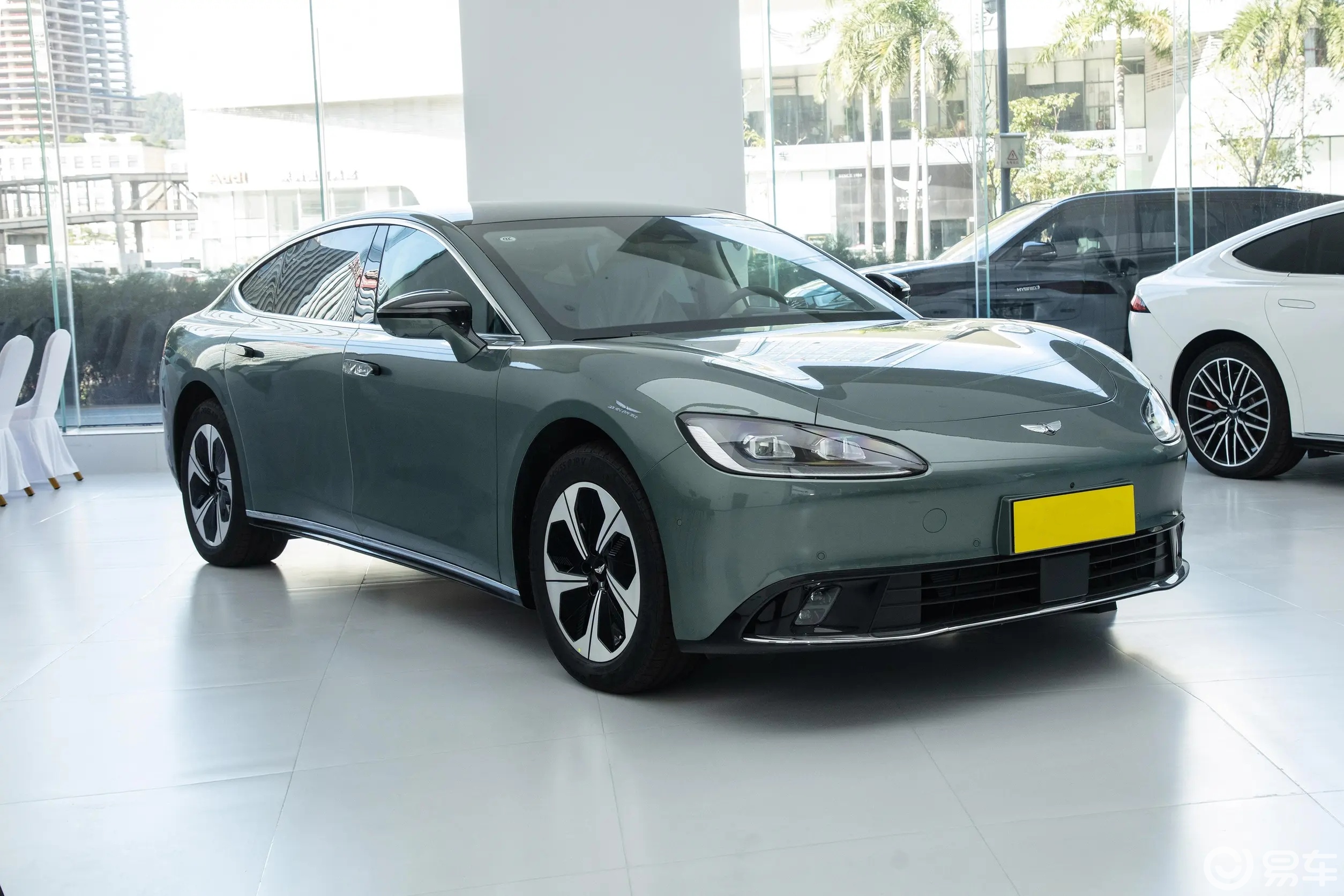 和奔驰S级同级，跌至13.98万，车标带翅膀，3秒2破百