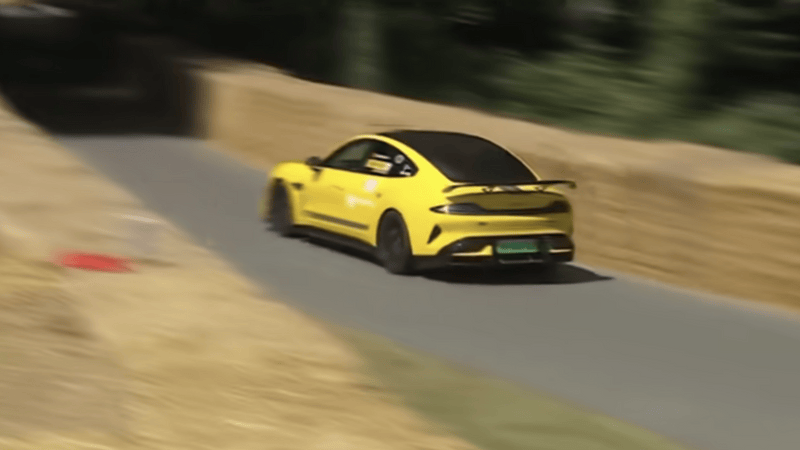 小米SU7 Ultra亮相古德伍德速度节 雷军点赞