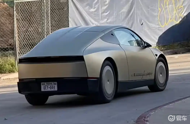 特斯拉Cybercab街头路测曝光！酷似国产老头乐