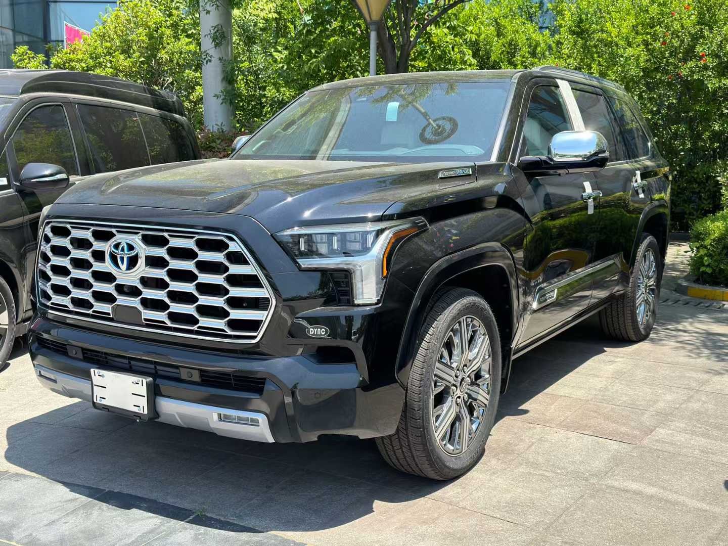 气场超越陆巡，外挂备胎+车顶行李箱，2024红杉实拍，新潮又大气