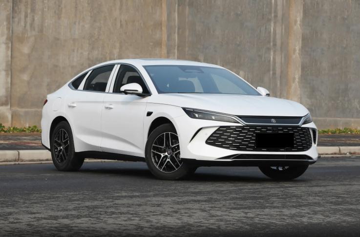 10万级插混轿车对比，秦L DM与银河A7，谁更契合？